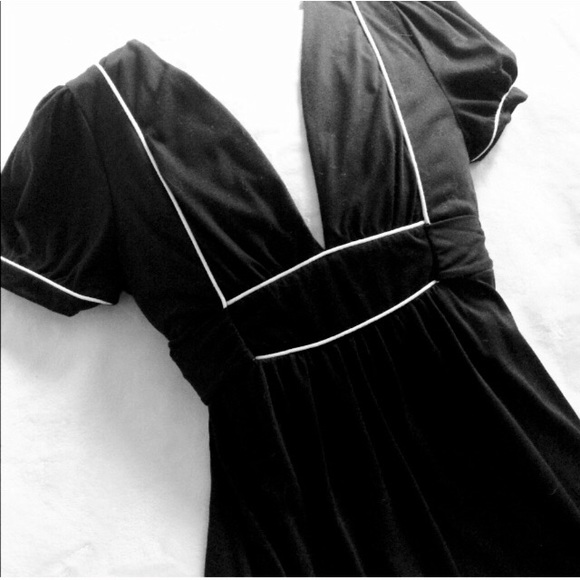 Tops - Fitted Black and White Tunic w/Cap Sleeves